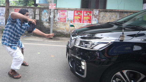 A Youth Congress worker waving a black flag against Pinarayi Vijayan in Alappuzha. (Supplied)