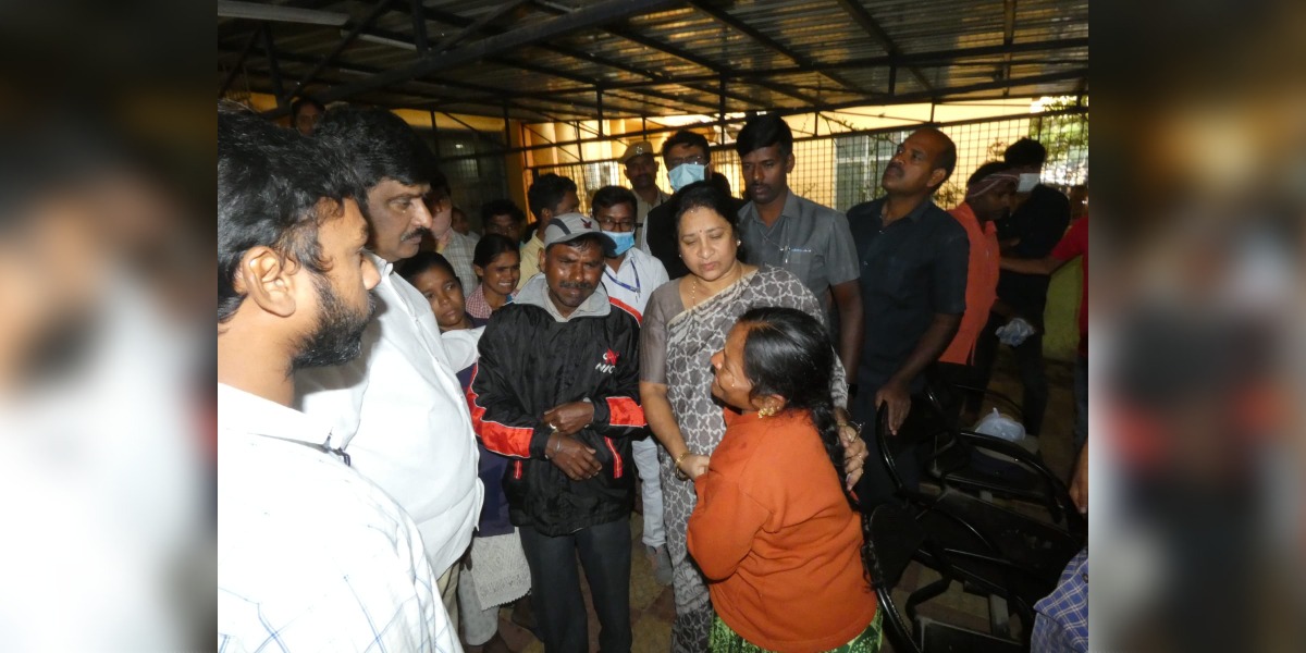 GHMC Deputy Mayor Mothe Srilatha Shoban Reddy met Swapnalok Complex residents on Friday, 17 March, 2023. (Supplied)