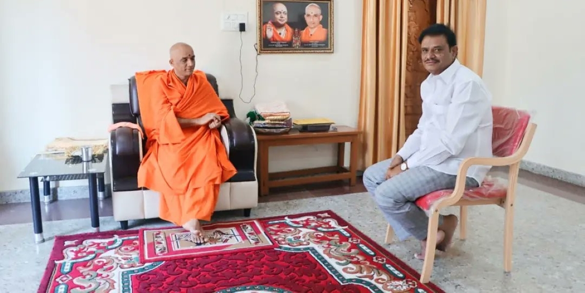 Karnataka Minister Munirathna meeting with Nirmalanandanatha Mahaswamiji. (Twitter) Uri Gowda Nanje Gowda