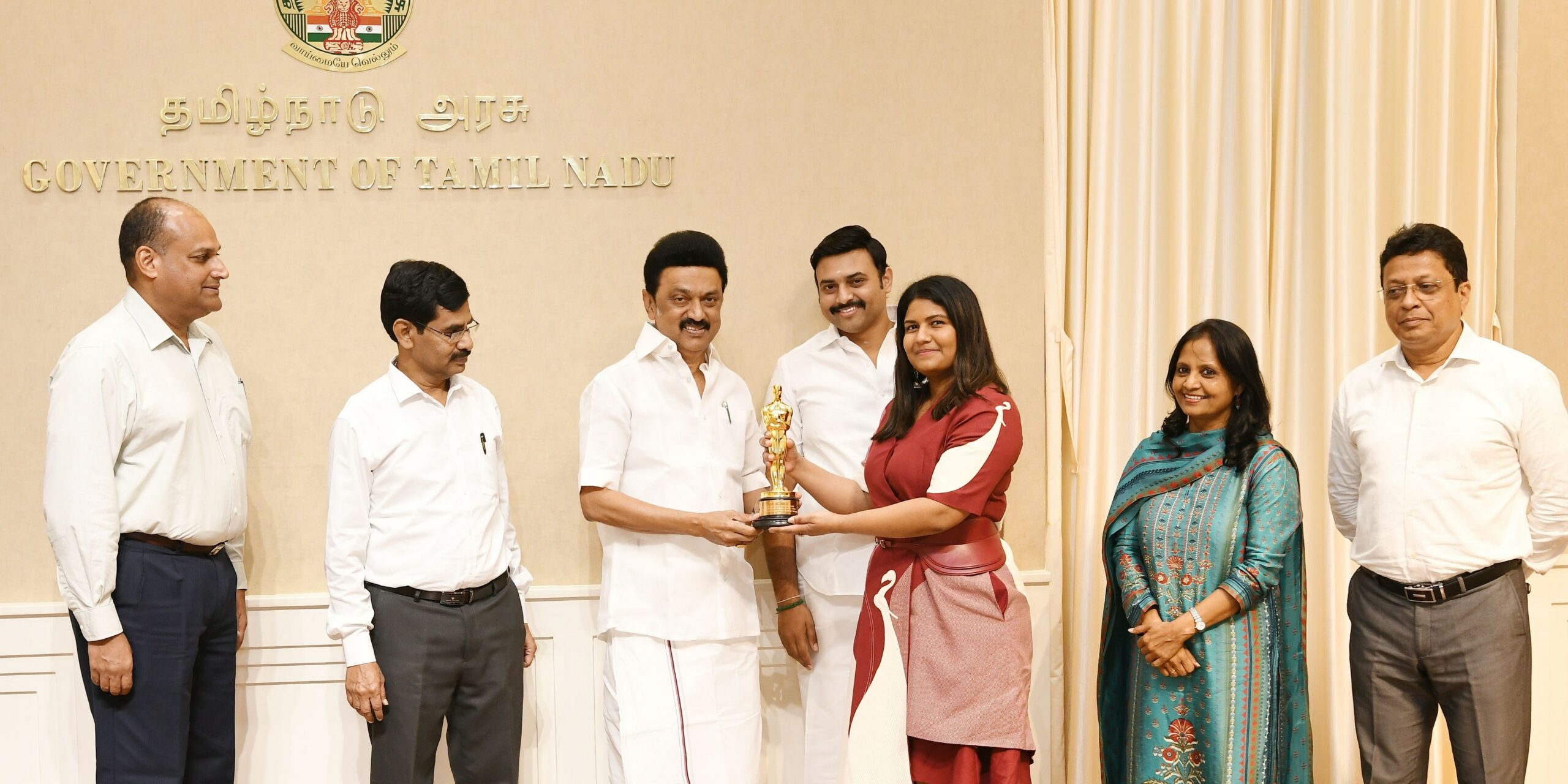 MK Stalin and Kartiki Gonsalves with the Oscar award. (Twitter)