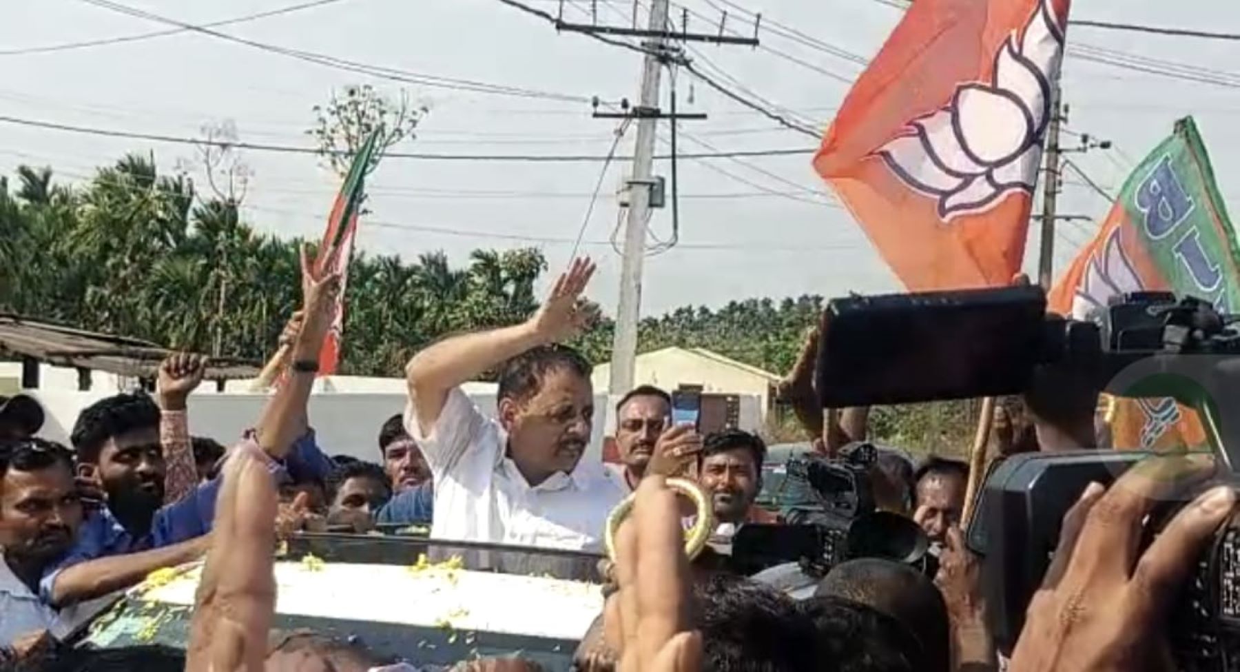 Madal-2 A screengrab of BJP's Channagiri MLA Madal Virupakshappa receiving a rousing welcome at his hometown, Madal, on Tuesday. (Supplied)