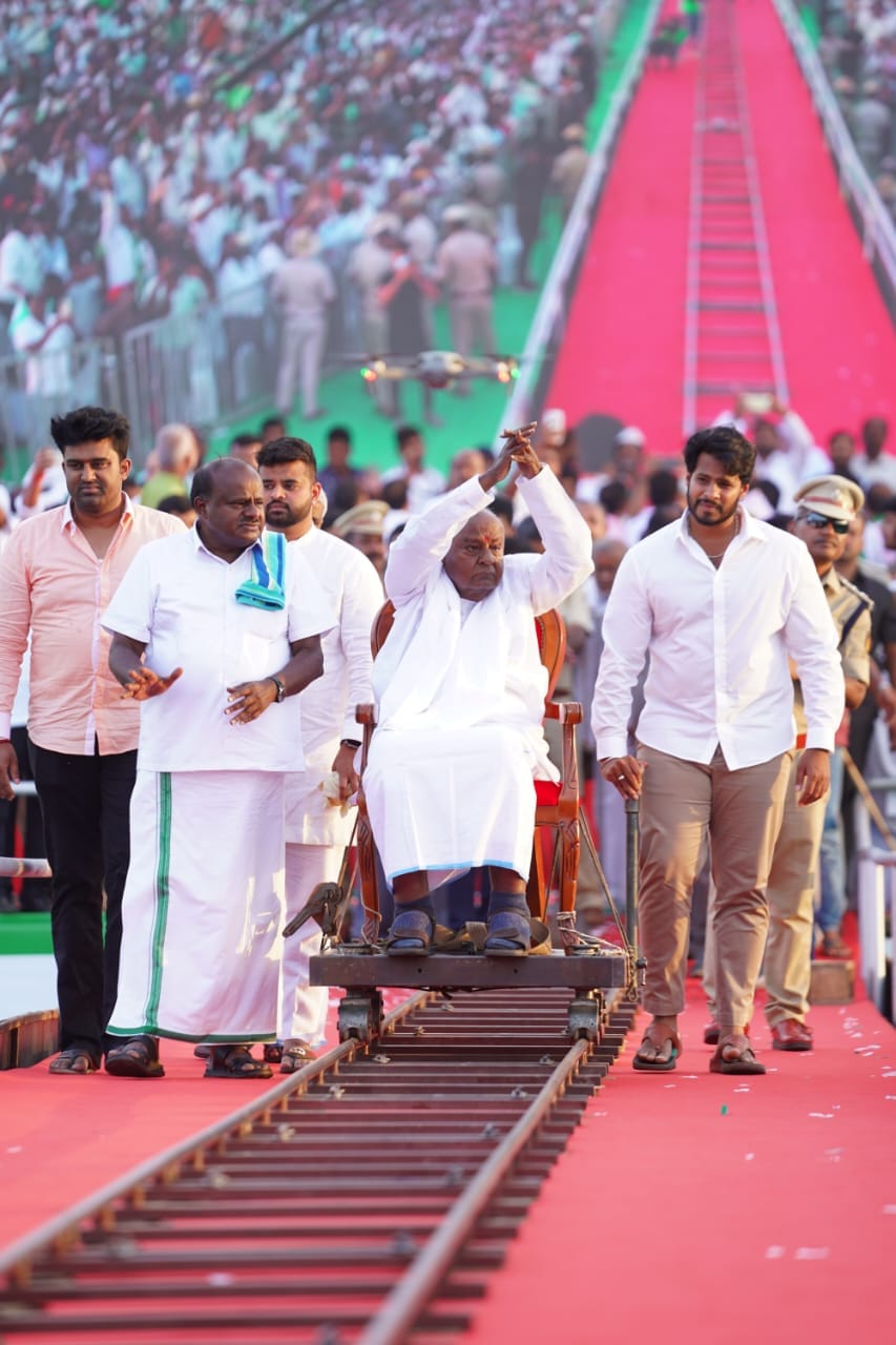 Pancharatna Yatre H D Deve Gowda - Pancharatna Ratha Yatre