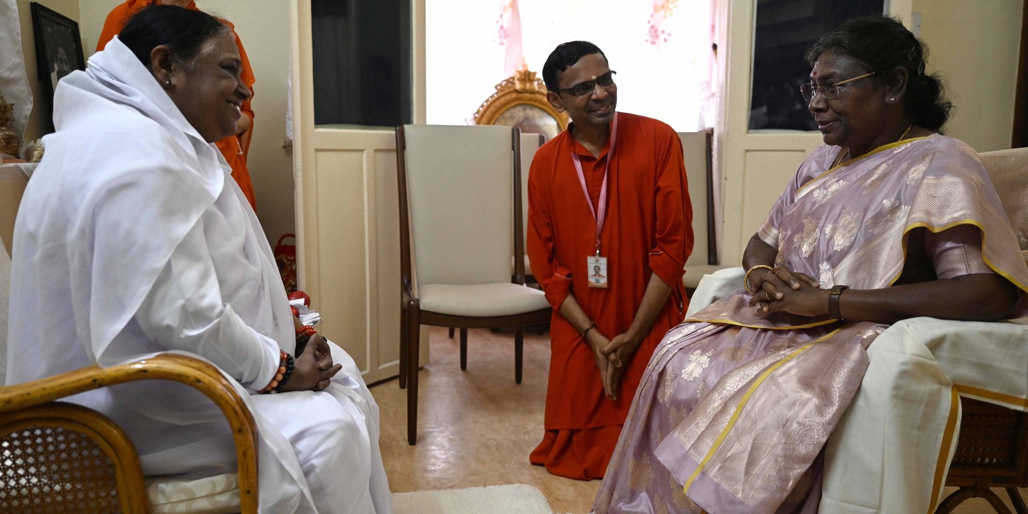 President speaking with Mata Amritanandamayi. (Twitter)