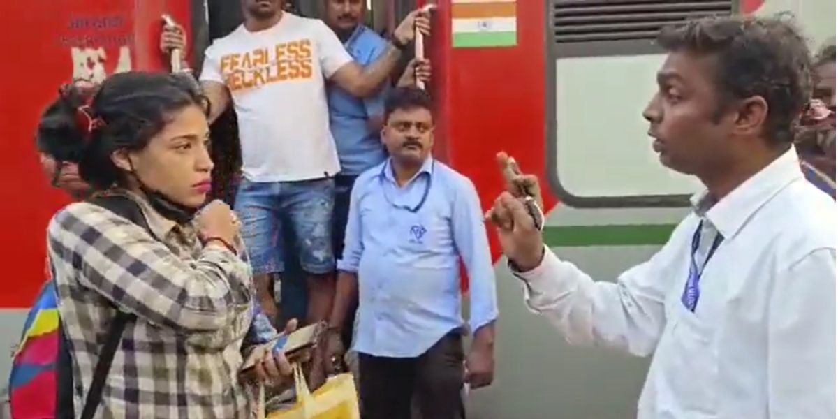 Railway TTE speaking rudely to a passenger at the KRPuram station in Bengaluru. (Screengrab) TTE misbehaved Bengaluru