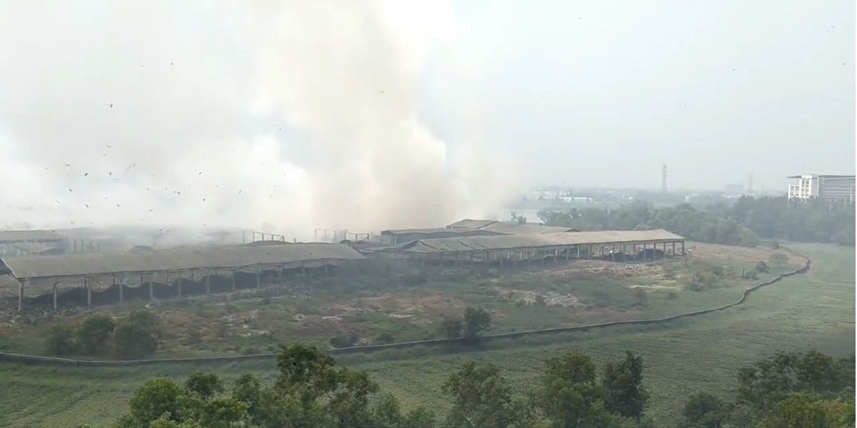 Smoke rising from the Brahmapuram waste plant fire. (Screengrab) Brahmapuram wasteyard fire