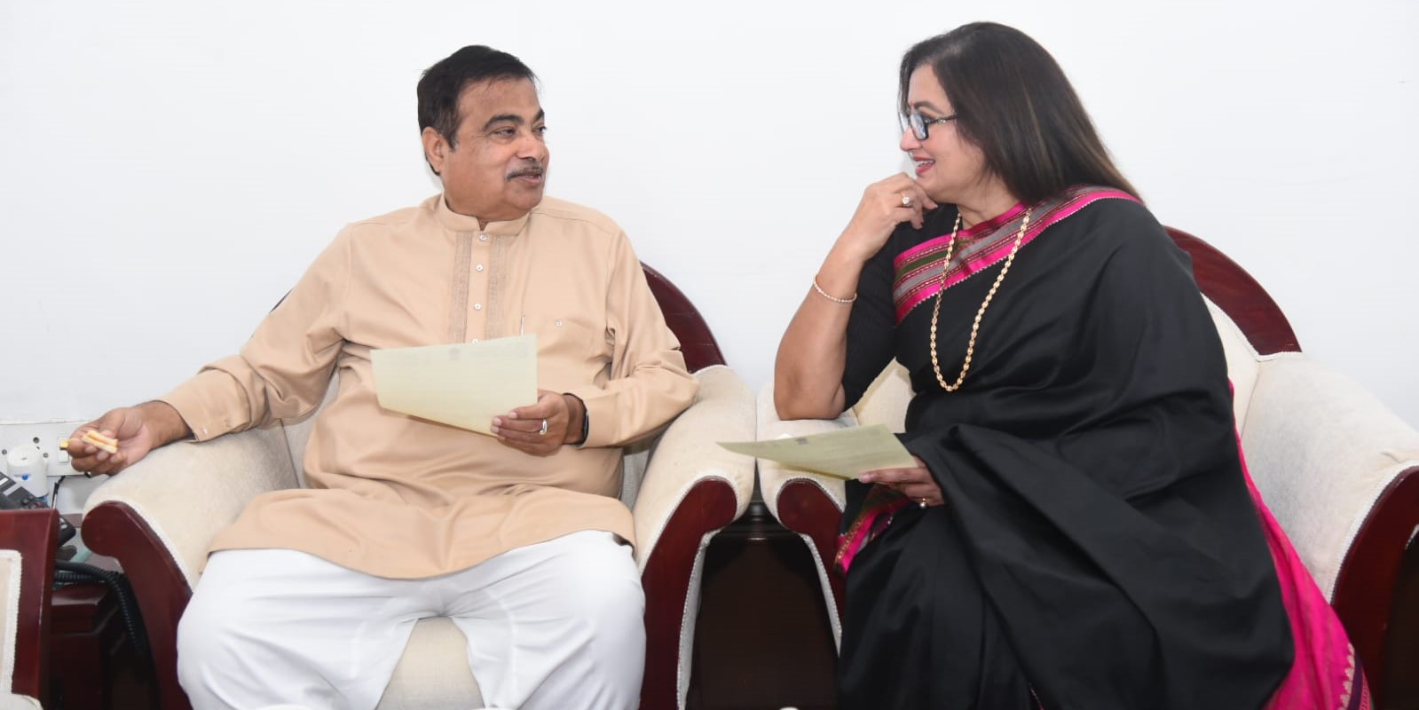 Sumalatha Ambareesh with Union Minister Nitin Gadkari. (SumalathaA/Twitter) Sumalatha joining BJP