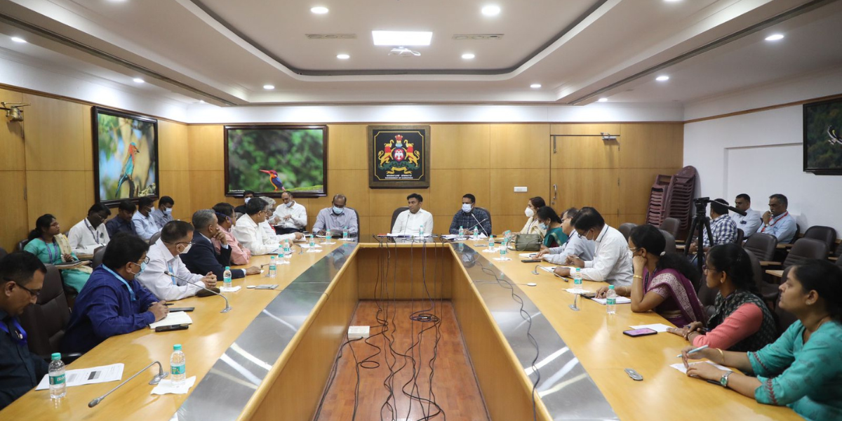 Health Depr meeting The Karnataka Health Minister held a high-level meeting along with experts from the Technical Advisory Committee. (Twitter)