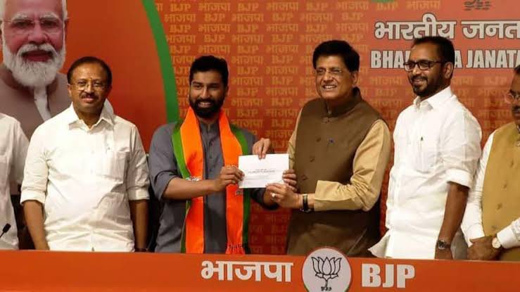 AnilAntony Former Congress leader Anil K Antony receiving the BJP's primary membership from Union Minister Piyush Goel in New Delhi on Thursday, 6 April. Union MoS V Muraleedharan (left) and Kerala BJP chief K Surendren looks on. (Supplied)