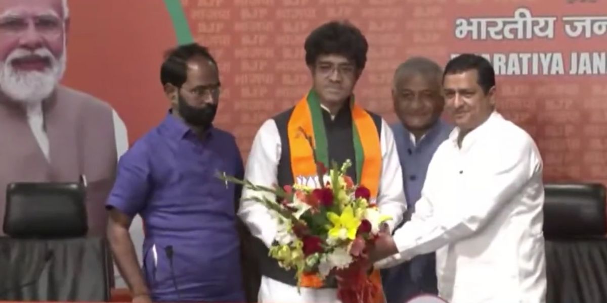 CR Kesavan accepting BJP membership. (Screengrab)