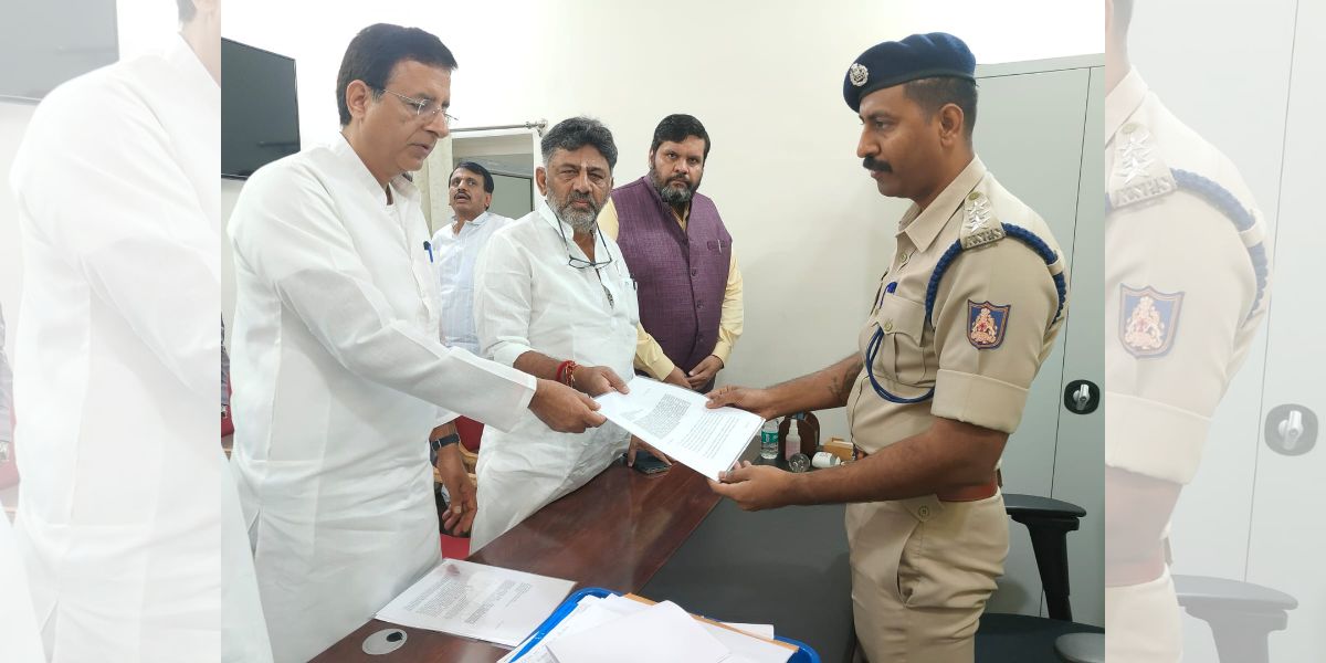 Congress leaders handing over the complaint. (Twitter)