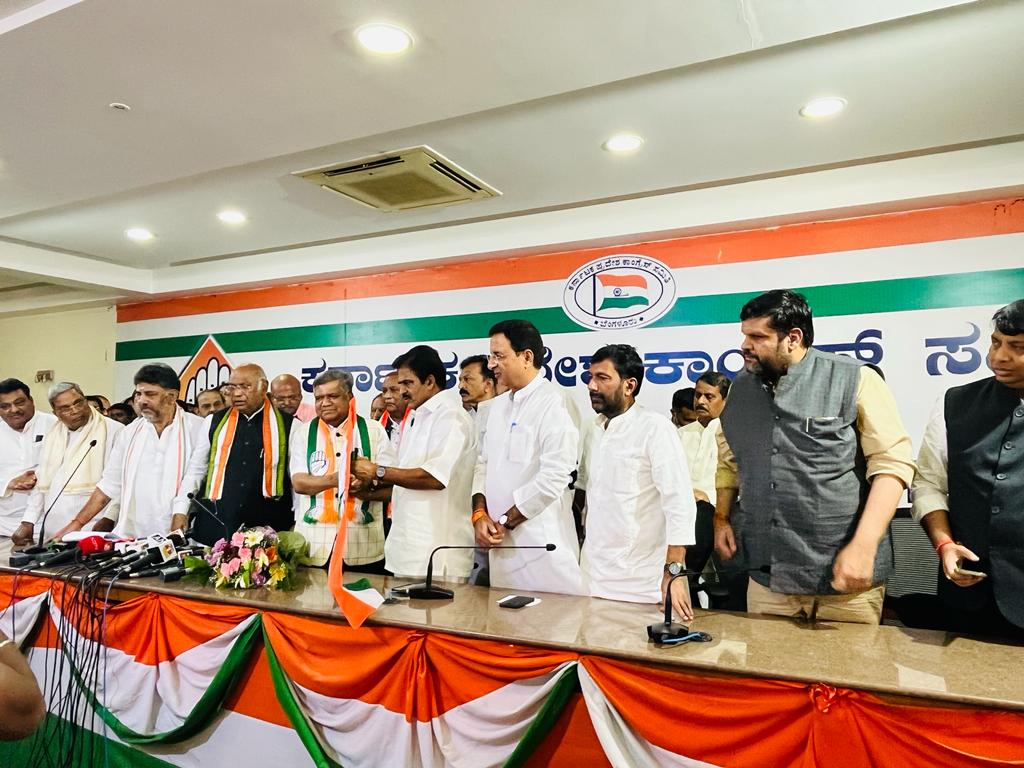 Jagadish Shettar joins Congress in the presence of AICC President Mallikarjun Kharge. (Supplied) Jagadish Shettar joins Congress in the presence of AICC President Mallikarjun Kharge. (Supplied)