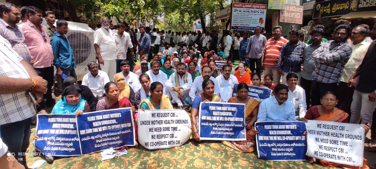 KurnoolSiege Avinash Reddy's supporters are laying siege to all roads leading to the Viswabharathi Hospital at Gayatri Estates ever since the CBI team reached the town. (Supplied)