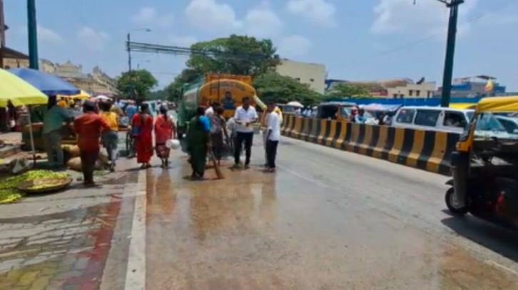 Stretch of Sayyaji Rao Road getting cleaned in Mysuru’s KR Circle Stretch of Sayyaji Rao Road getting cleaned in Mysuru's KR Circle