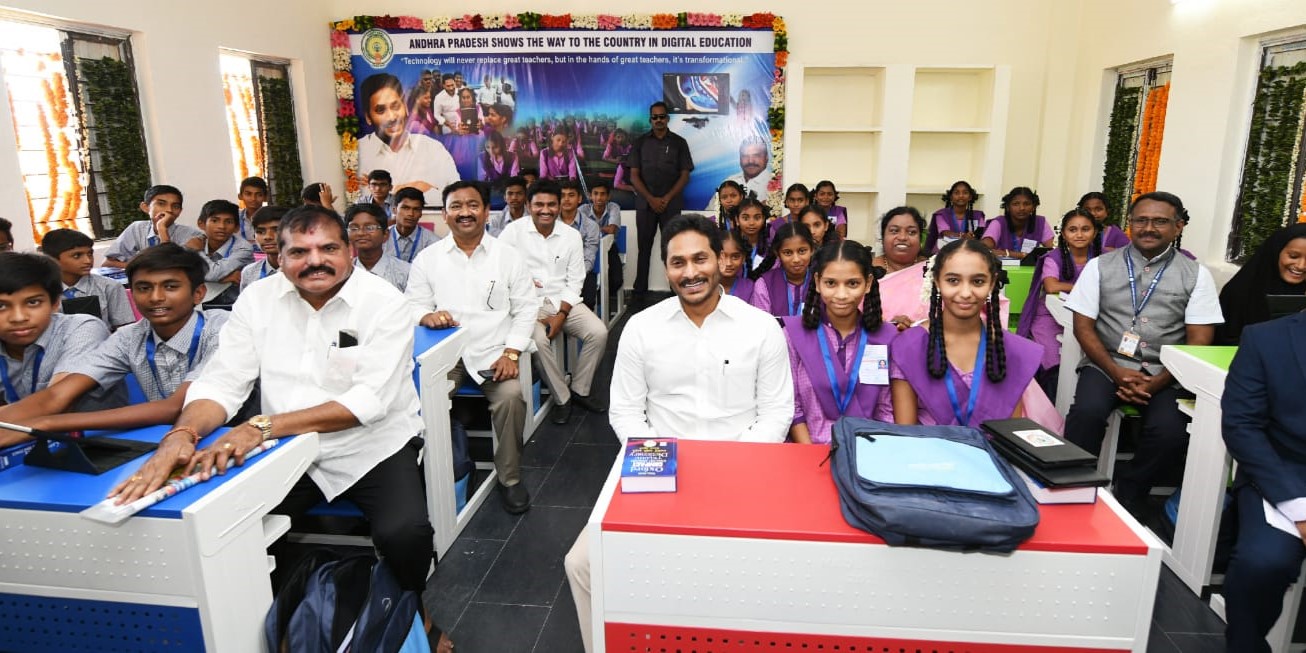 Andhra Pradesh Chief Minister YS Jagan Mohan Reddy with school children during the distribution of kits under Jagananna Vidya Kanuka scheme. (Supplied) Jagananna Vidya Kanuka