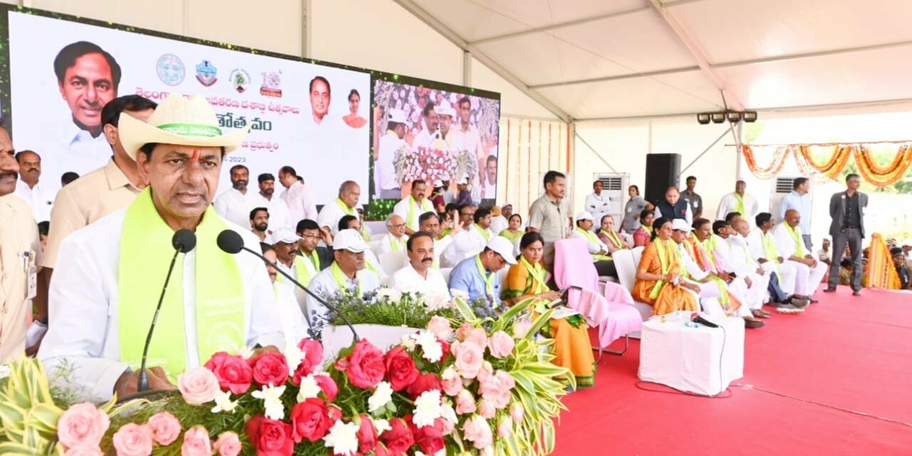 Fy-seNyaEAAurg- KCR speaking at the 9th phase of the Haritha Haram programme where he announced the extension of the metro rail network. (Twitter)