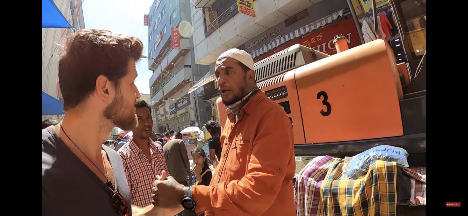 Nawab Hayath Sharif confronting Dutch Vlogger&YouTuber Pedro Mota in Chickpete