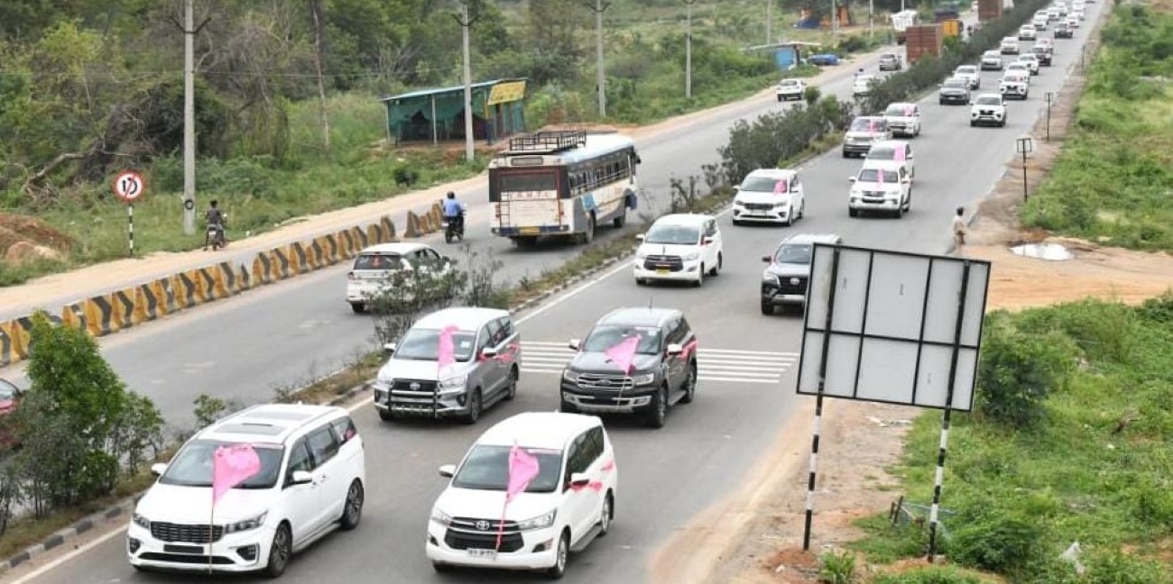 The convoy of cars accomponying KCR to Solapur. (Supplied) KCR in Solapur