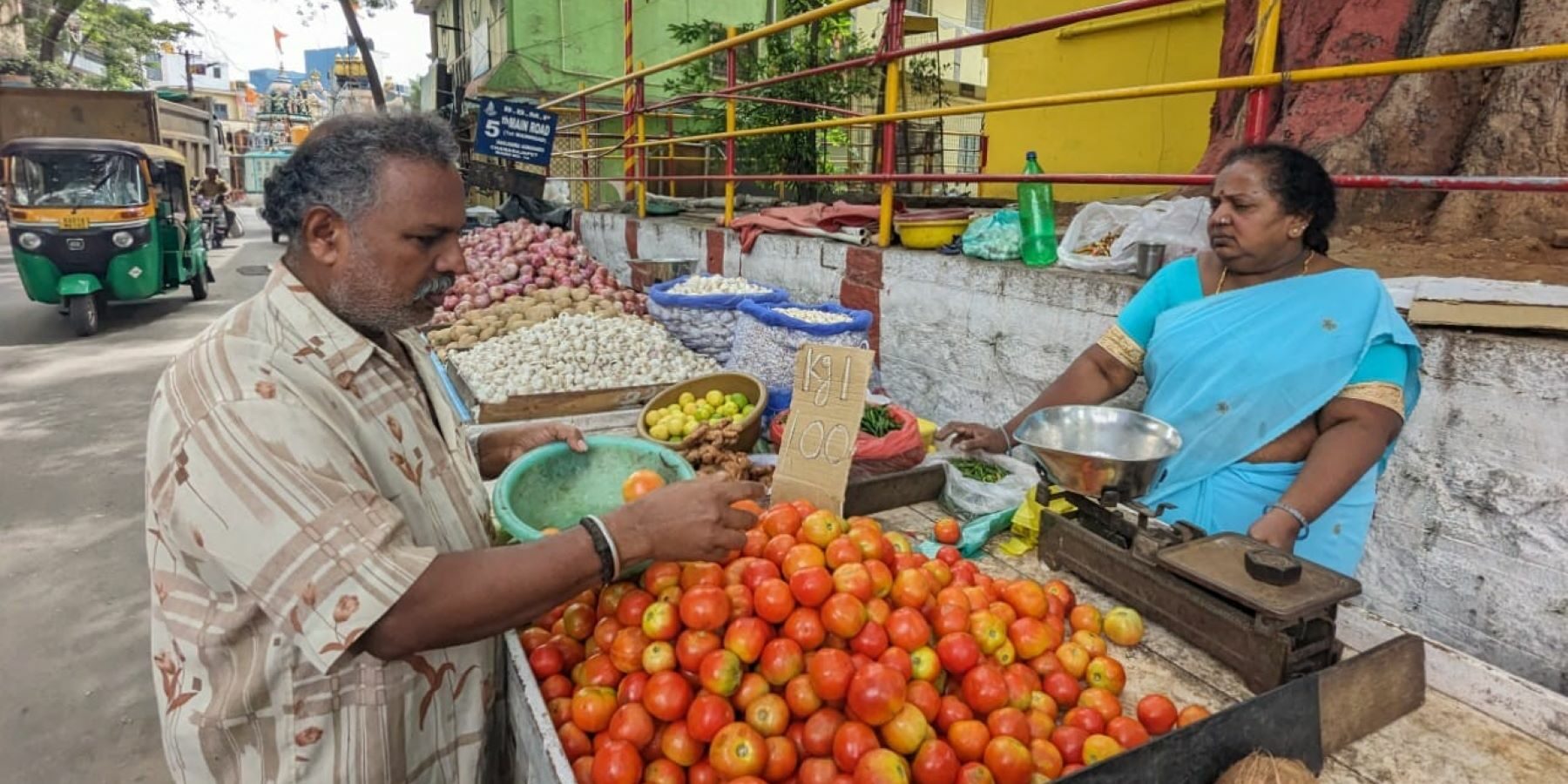 Veggie-Price The price of tomatoes has breached ₹100 per kg in most of the states in Southern India. (South First)