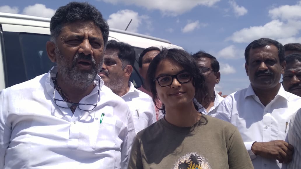 WhatsApp Image 2023-06-09 at 2.12.32 PM A local resident Rachna Ravikiran with DCM DK Shivakumar at the Hoskerehalli lake on Friday