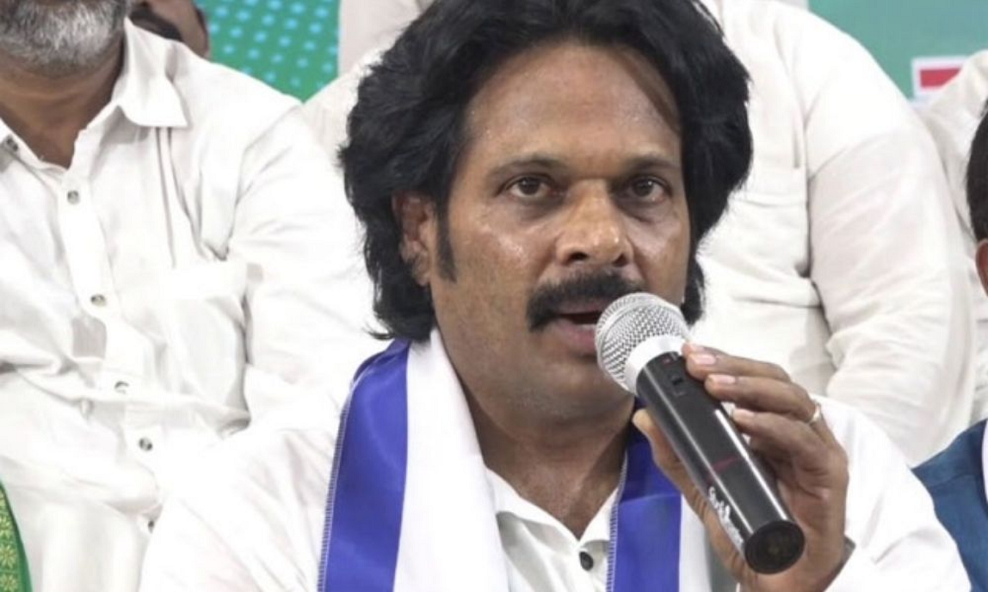 YSRCP Lok Sabha member M V V Satyanarayana Visakhapatnam police heroically rescue MP MVV's wife, son and auditor, 3 accused absconding