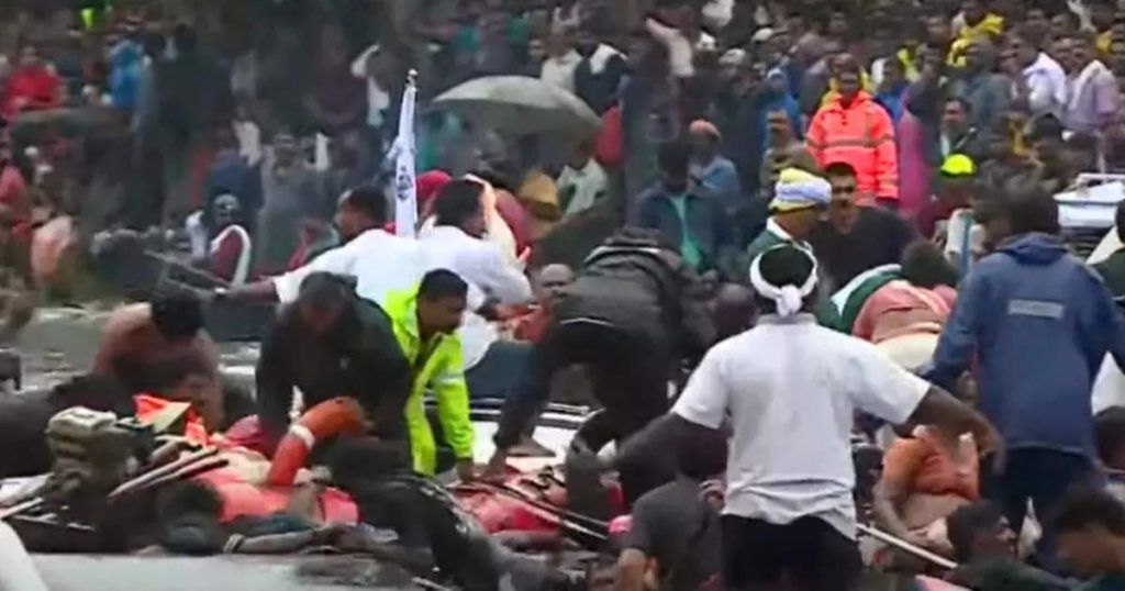 8c7dcd4d66 Boat overturned during exhibition