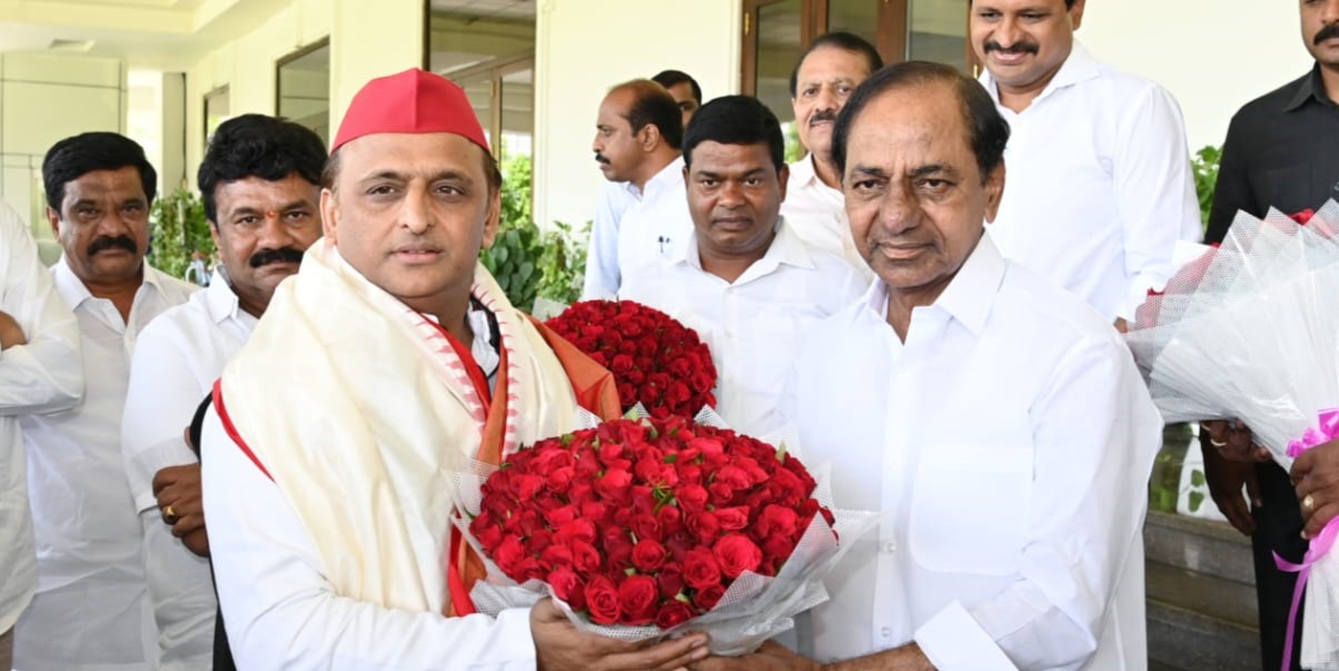 Akhilesh and KCR Samajwadi Party chief Akhilesh Yadav is welcomed in Hyderabad by Telangana CHief Minister and BRS chief K Chandrashekar Rao on Monday, 3 July, 2023. (Supplied)