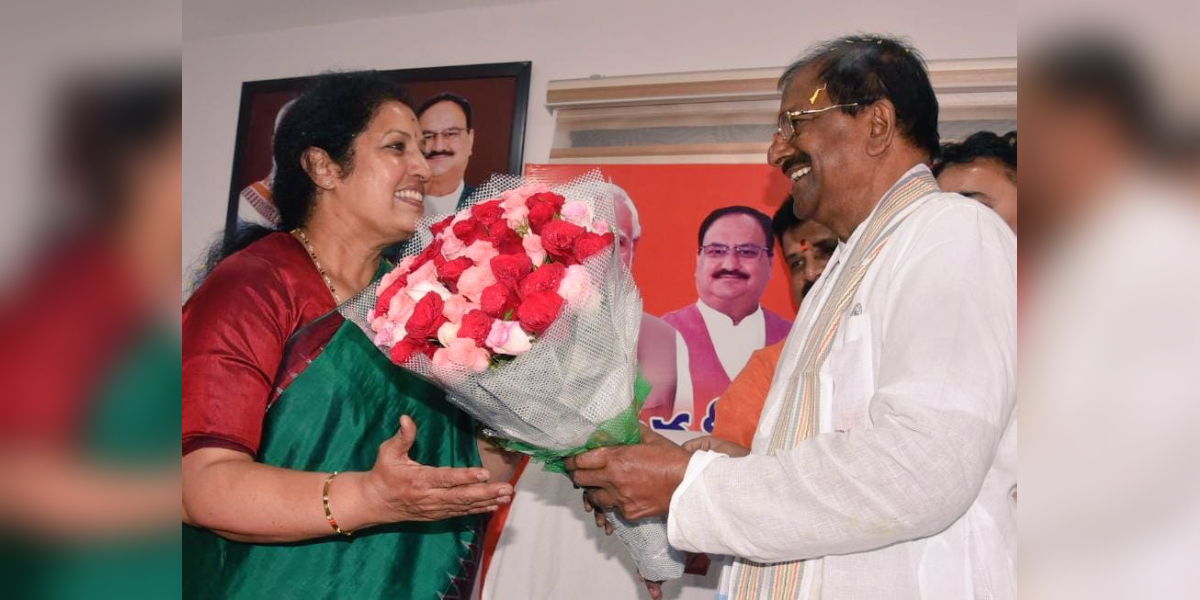 Daggubati Purandeswari takes charge Daggubati Purandeswari is greeted by her predecessor Soma Veeraju after taking charge as the Andhra Pradesh BJP chief in Vijayawada on Thursday, 13 July, 2023.