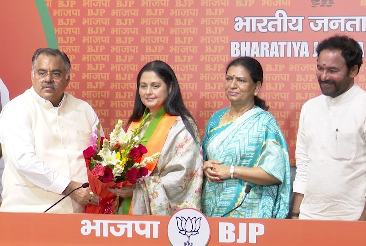 F2hjYQYawAEpDrV Ex-Congress MLA and actor Jayasudha joined the BJP on 2 August. (Twitter)