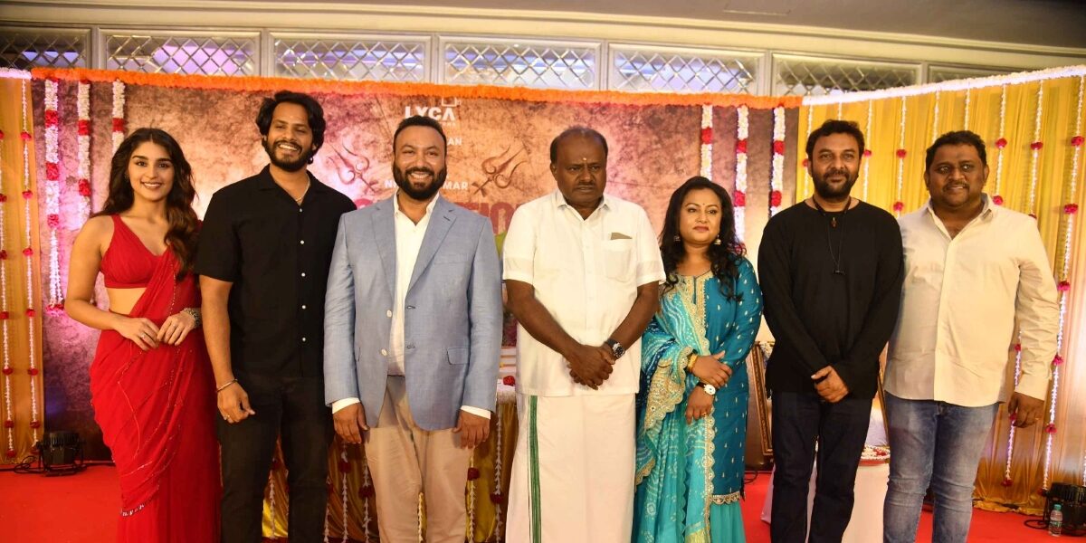 Former Chief Minister HD Kumaraswamy with the film team