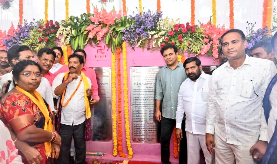 KTR at an event in Pochampally Muncipality, where he also the foundation stone for a Pochampally Handloom Park. KTR on BRS role in Centre