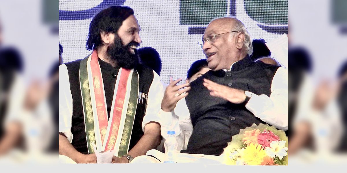 New Project (71) Congress MP N Uttam Kumar Reddy with AICC president Mllikarjun Kharge. (X)