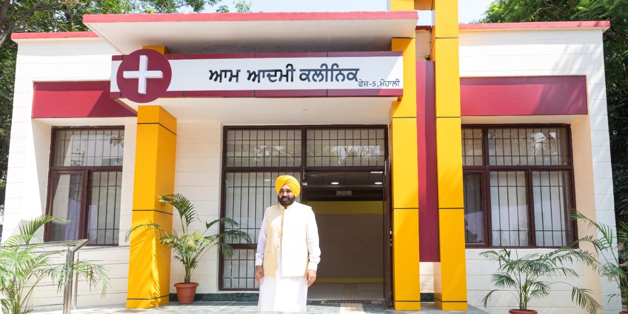 Punjab CM Bhagawant Mann in front of an Aam Admi Clinic. (Twitter) Aam Aadmi Clinic