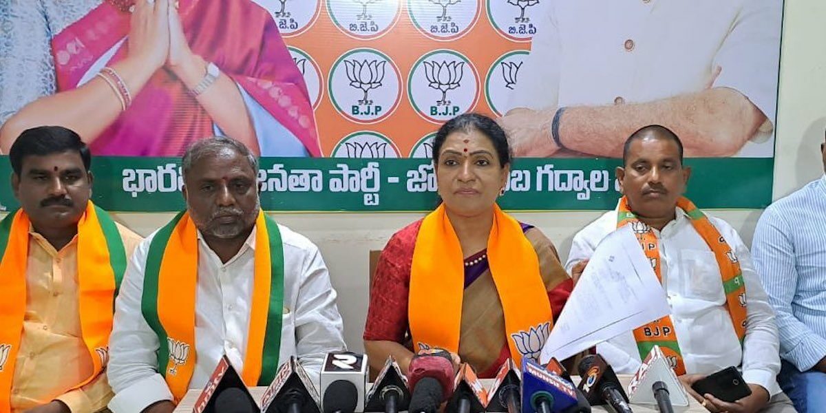 DK Aruna addressing the press