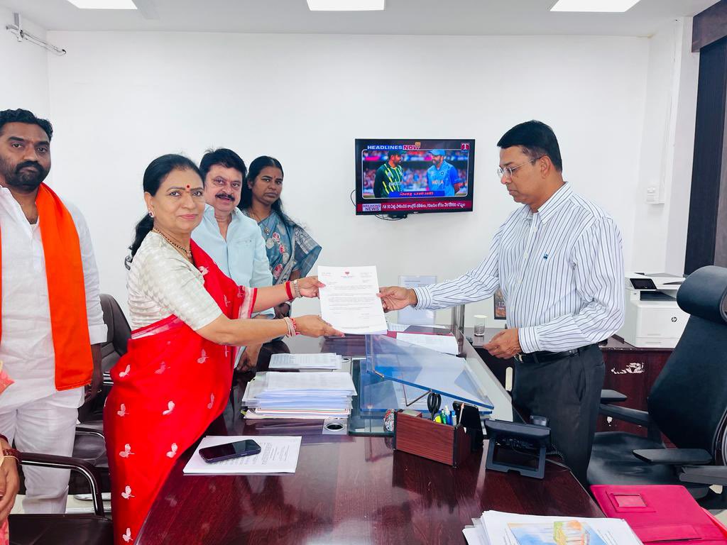 F474EhAW8AAWMER A delegation, led by Aruna, former MLC N Ramchander Rao, and others, met the Chief Election Officer Vikas Raj and submitted the court copy. (Twitter)
