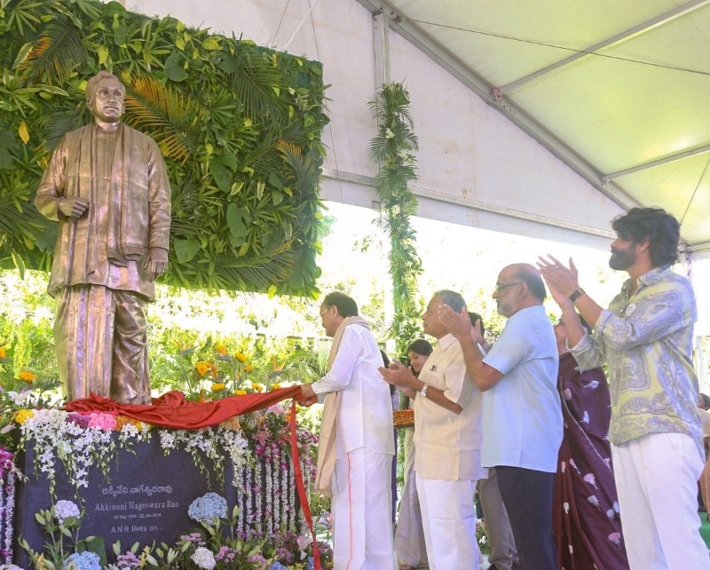 Venkaiah Naidu unveils the ANR statue
