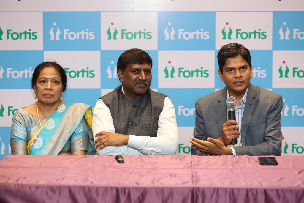 dr Srinivas Dr Srinivas Prasad (center) with Hamsaveni and Fortis Business Head, Akshay Oleti at a Press Conference to present India's first reported case of twisted aorta and a failed valve replacement using Hybrid TAVR.