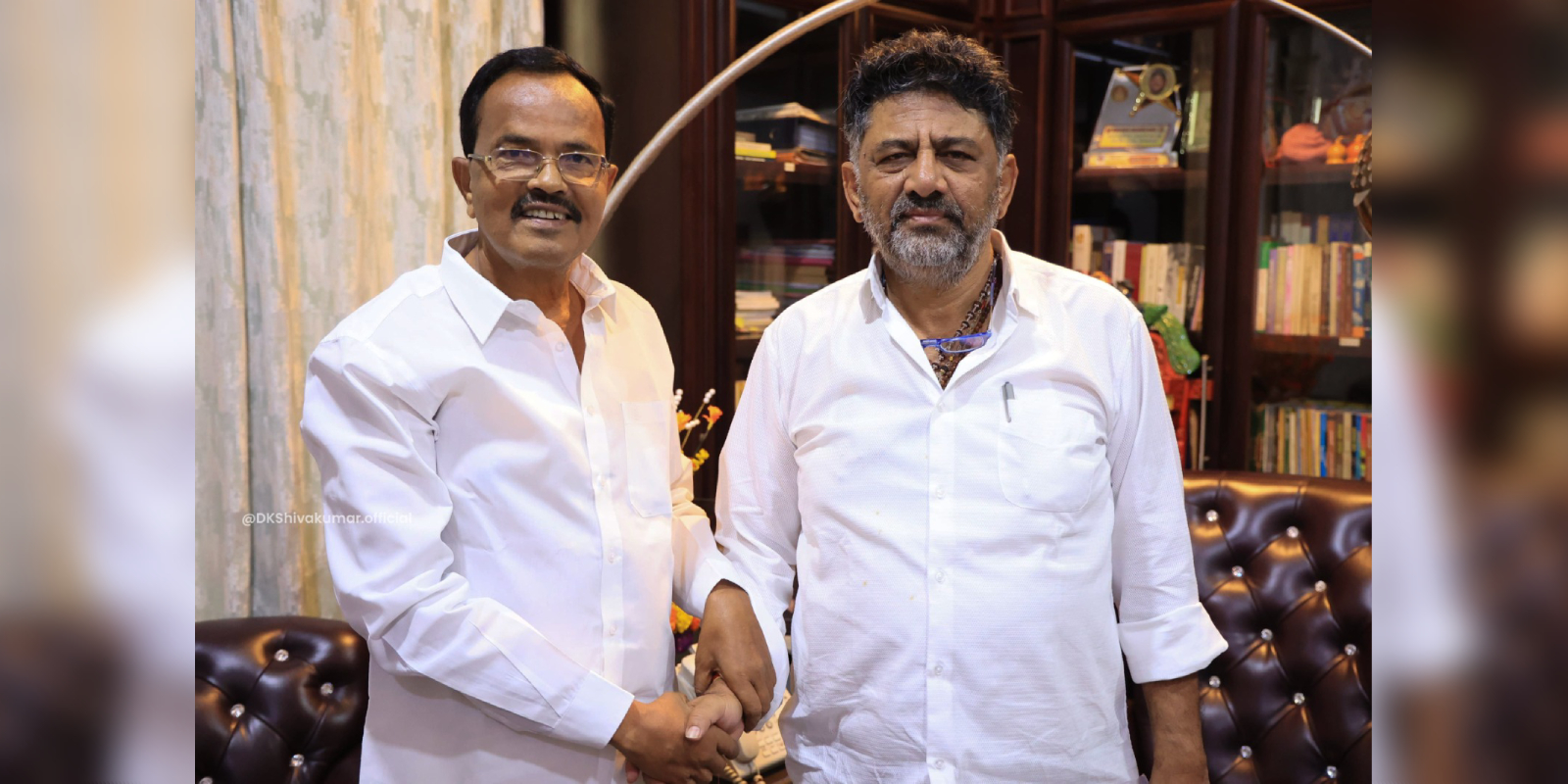 Motkupalli Narasimhulu with DK Shivakumar Motkupalli Narasimhulu