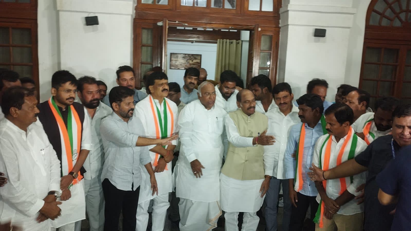 WhatsApp Image 2023-09-28 at 8.10.17 PM Malkajgiri MLA Mynampally Hanumantha Rao, son Rohith, ex-MLA Vemula Veeresham join Congress