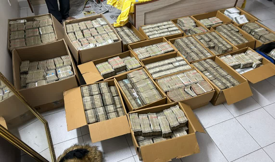 Screenshot 2023-10-13 170410 ₹42 crore in cash was found in 23 carton boxes in the contractor's house at Athmanananda Colony in RT Nagar. (Supplied)