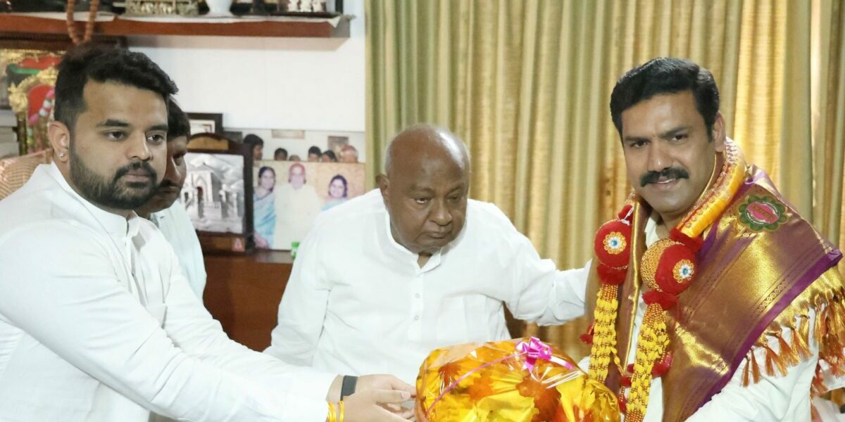 BY Vijayendra with Deve Gowda BY Vijayendra with Deve Gowda