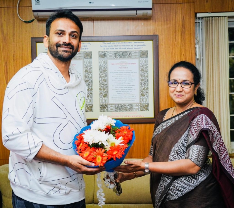 Daali Dhananjaya was welcomed by Managing Director of LIDKAR KM Vasundhara