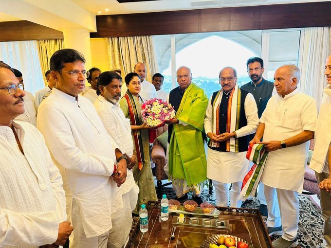 Vijayashanti returned to the Congress on 17 November in the presence of Mallikarjun Kharge. (X)