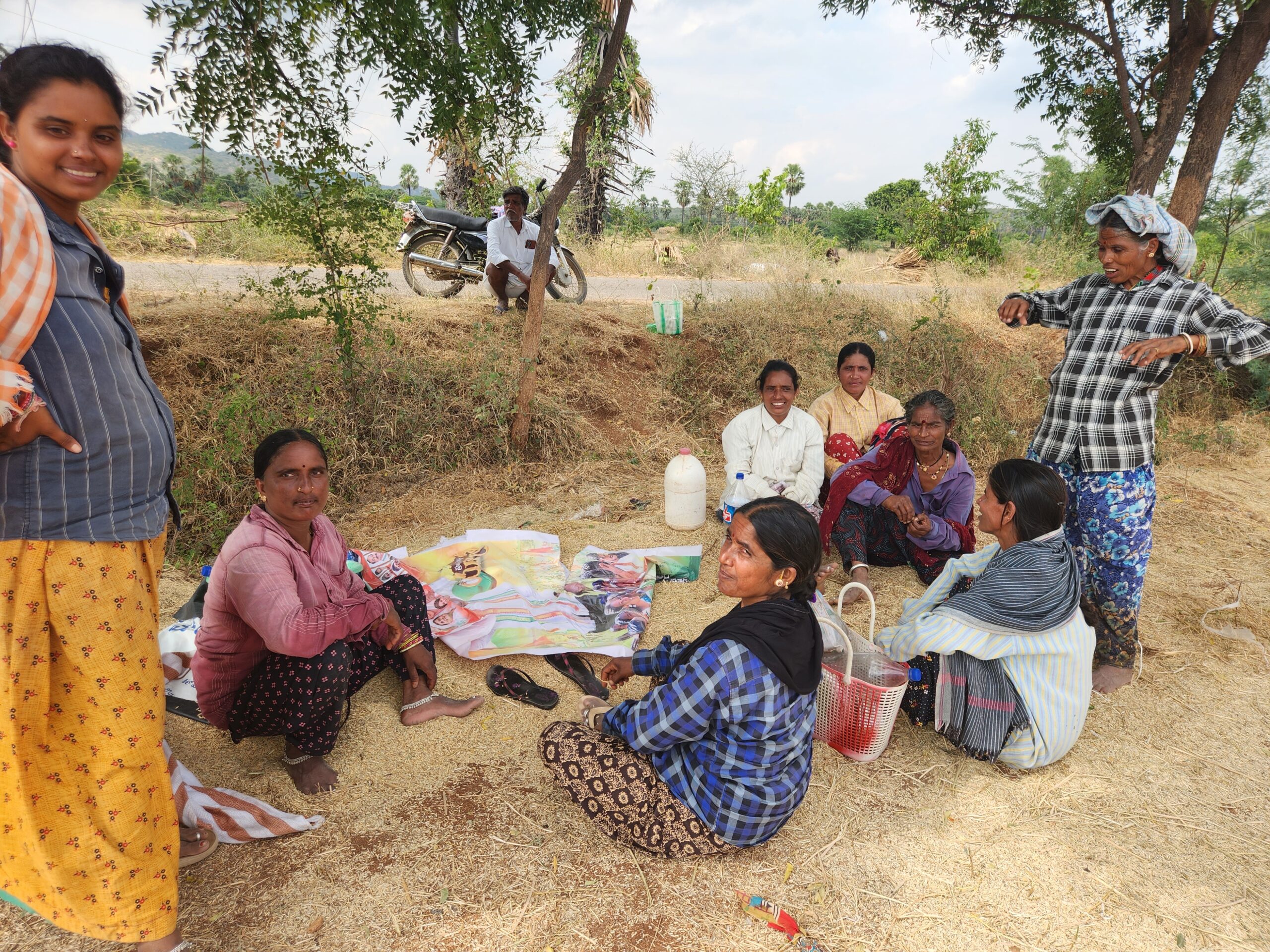 Women of a Banjara Tanda in Nalgonda of Telangana working as farm helps. (Anusha Ravi Sood/South First) Women of a Banjara Tanda in Nalgonda of Telangana working as farm helps. (Anusha Ravi Sood/South First)