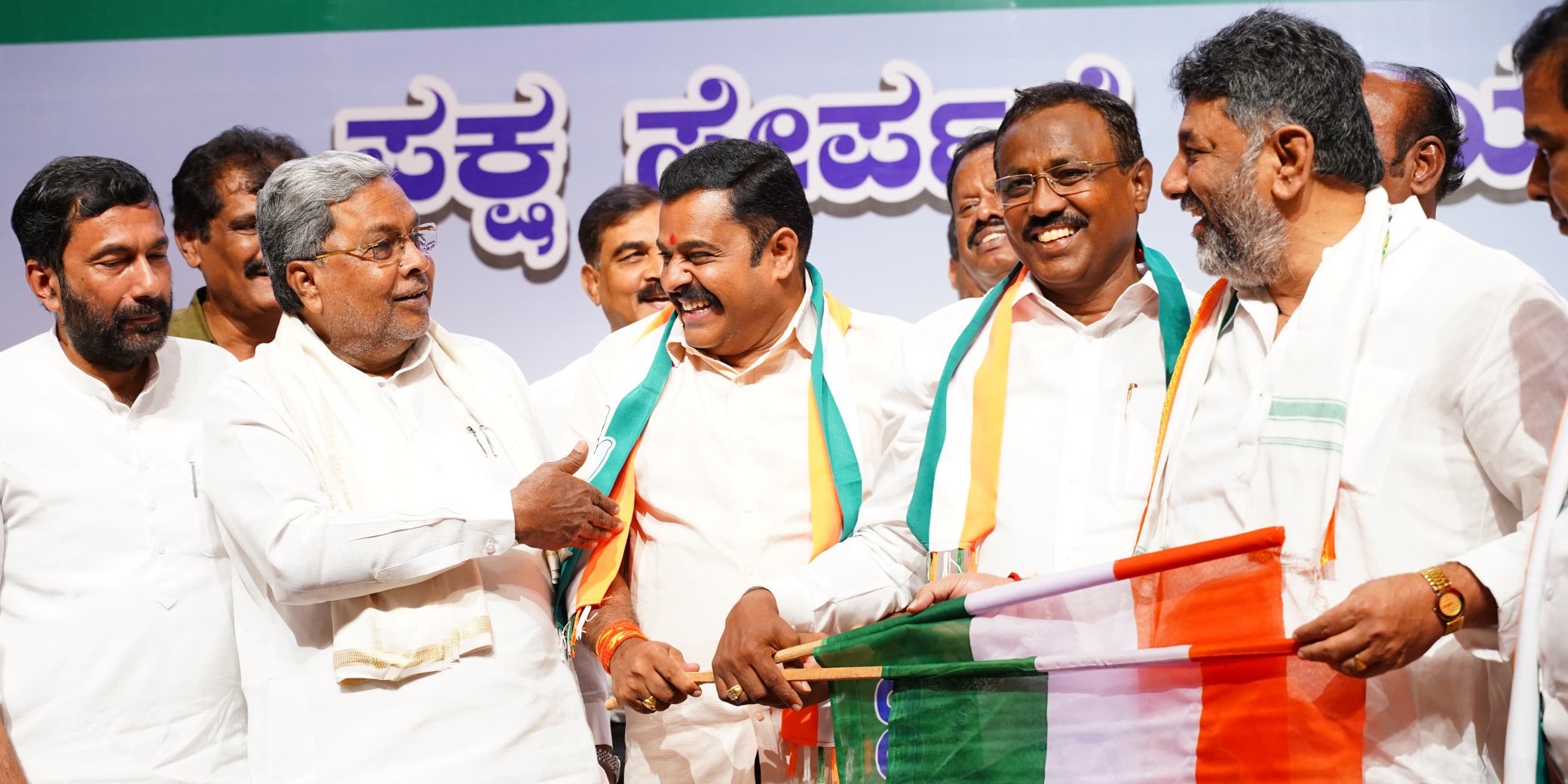 Karnataka CM Siddaramaiah MLAs Gowri Shankar of Tumakuru Rural constituency and Dasarahalli’s R Manjunath into Congress. (X) Siddarmaiah on JD(S) merging with BJP