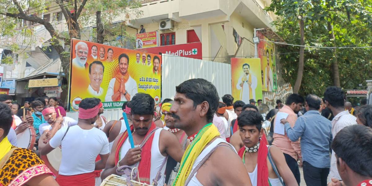 BJP announced final list Celebration in front of Serilingampally candidate Ravi Kumar Yadav's residence on 10 November. (Sumit Jha/South First)