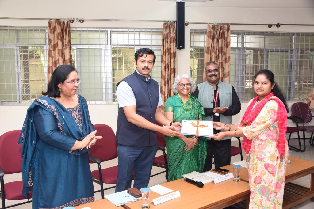 nurses Dr KV Thrilok Chandra handing over the certificate to one of the participants. (Supplied)