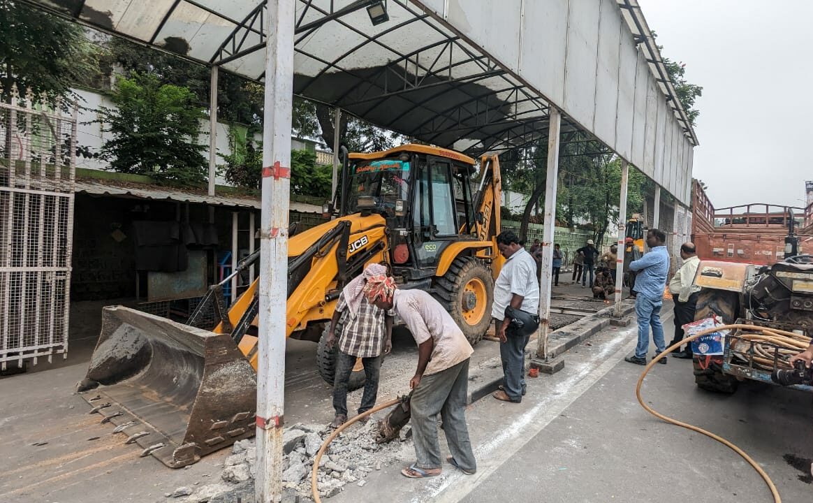 Barricades of Pragathi Bhavan torn down as Congress takes charge; commuters applaud the decision Barricades of Pragathi Bhavan torn down as Congress takes charge; commuters applaud the decision