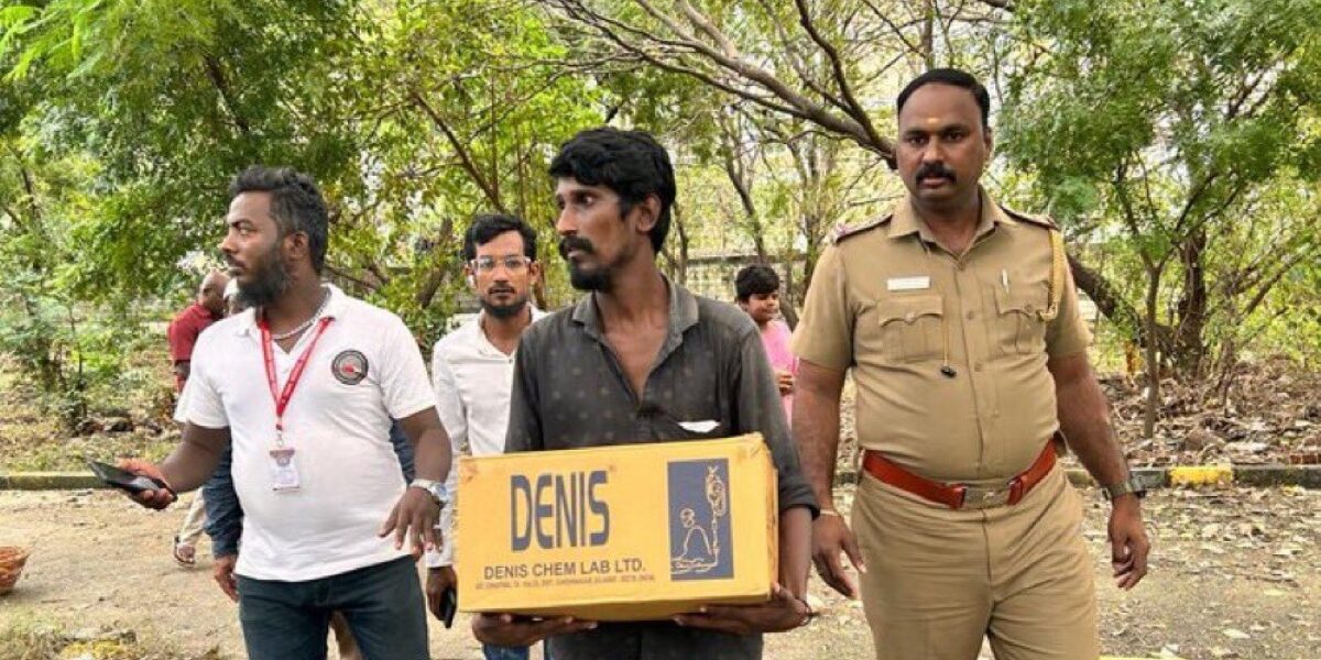 Basha with his stillborn child in a cardboard box. (Annamalai_k/ X)