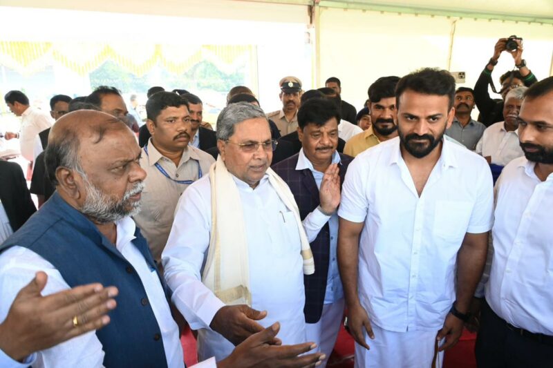 Daali Dhananjaya with Karnataka CM Siddaramaiah