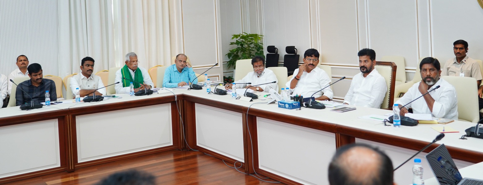 GBPjrYZXIAAOIos Dharani portal, land issues: Revanth Reddy and other key Telangana Congress leader in a review meeting. (X)